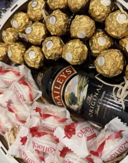 Фото з відгуку покупця про Подарунковий набір бокс солодкий з цукерками та Baileys №30