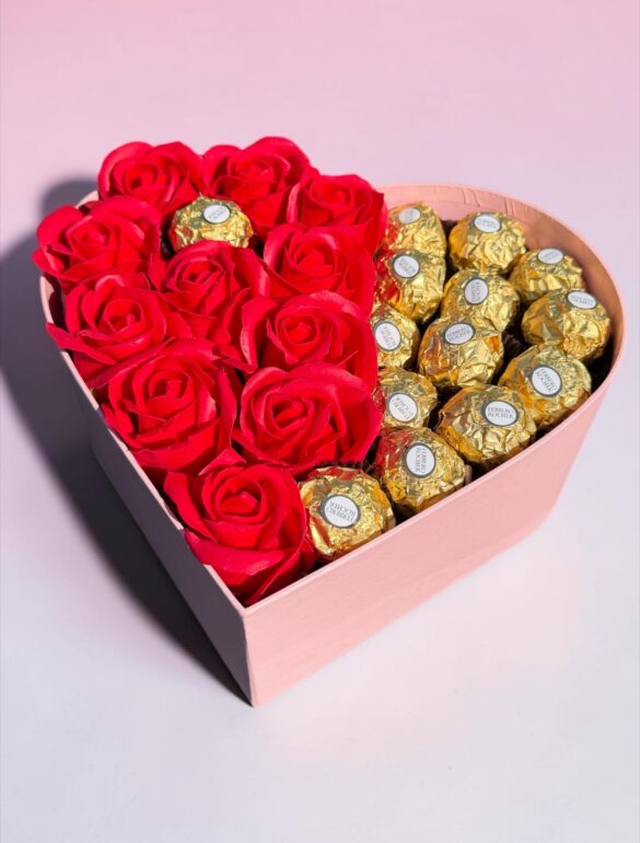 Подарочный набор бокс для нее с Ferrero Rocher и мыльными розами 