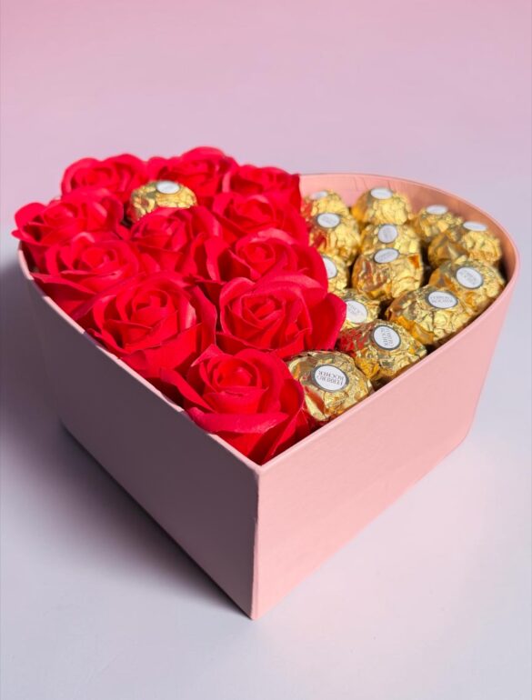 Подарочный набор бокс для нее с Ferrero Rocher и мыльными розами 