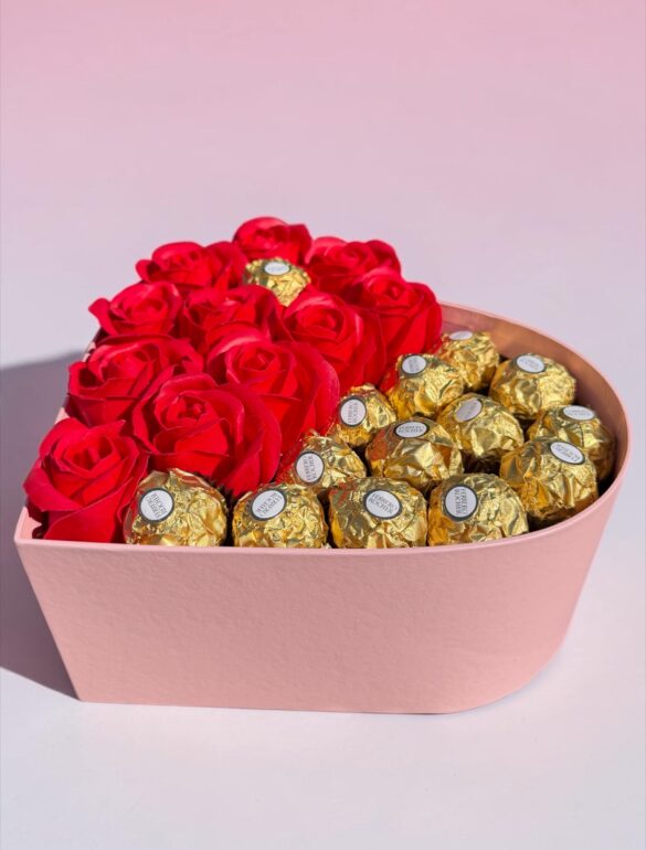 Подарочный набор бокс для нее с Ferrero Rocher и мыльными розами 