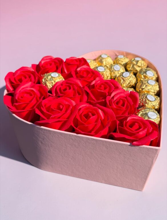 Подарочный набор бокс для нее с Ferrero Rocher и мыльными розами 
