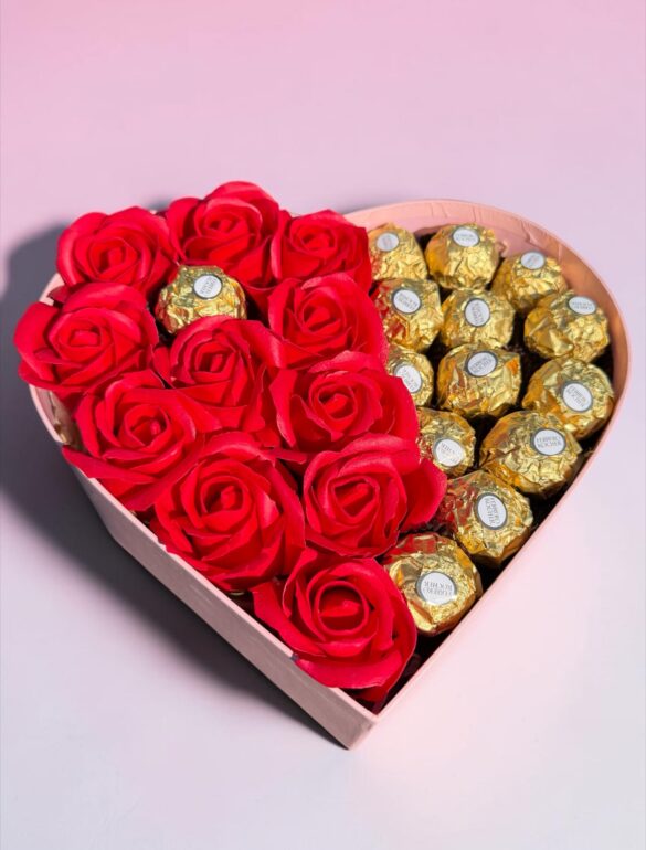 Подарочный набор бокс для нее с Ferrero Rocher и мыльными розами 