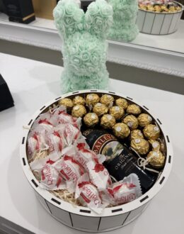 Фото из отзыва покупателя о Подарочный набор бокс с конфетами и Baileys №30