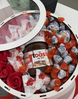 Фото из отзыва покупателя о Подарочный набор бокс шоколадный с Kinder, Nutella и мыльными розами №31