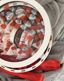 Фото из отзыва покупателя о Подарочный набор бокс шоколадный с Kinder, Nutella и мыльными розами №31