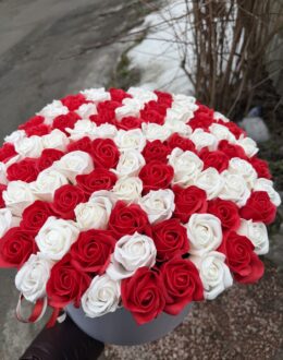 Фото из отзыва покупателя о Букет 87шт. красных и белых роз из мыла “Royal Romance”
