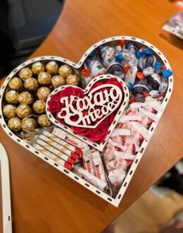Фото з відгуку покупця про Солодкий бокс для неї “Кохаю тебе” з Kinder, Raffaello та Ferrero №44