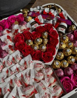 Фото з відгуку покупця про Подарунковий набір бокс для неї “Rose Heart Chocolate Box” №320