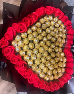 Фото з відгуку покупця про Букет із цукерок “Golden Heart of Roses” та червоних мильних троянд 111 шт